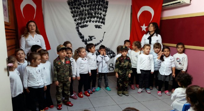 Minik el izleriyle Atatürk portresi yaptılar