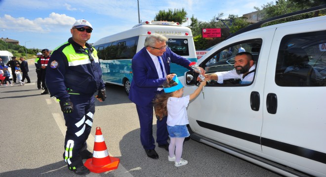 Minikler, trafiği durdurup, şoför amcalarına çiçek verdiler