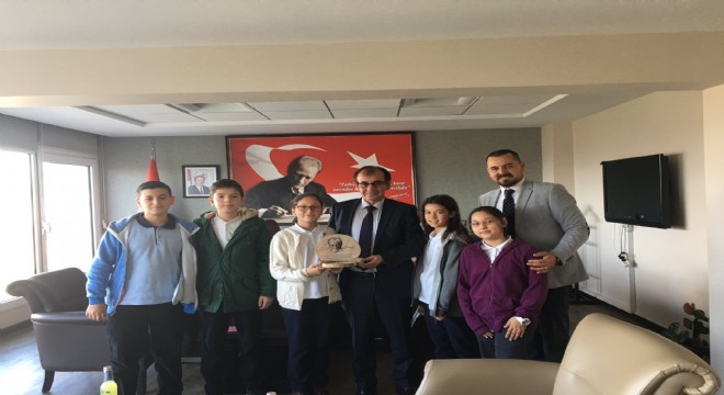 Öğrenciler kendi yaptıkları plaketleri verdiler