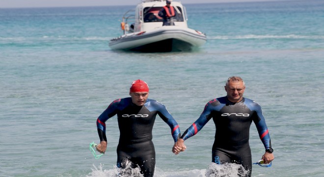 Otizmli Tuna, Sakız’dan Çeşme’ye yüzerek geldi