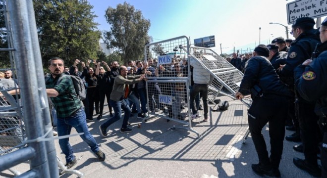 Polis barikatı aşıldı, biber gazı müdahalesi geldi...