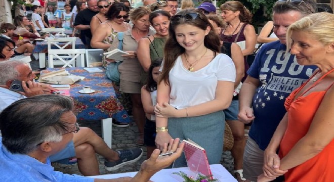 Selçuk Şirin, Alaçatı Kitabevi’nde Okurlarıyla Buluştu