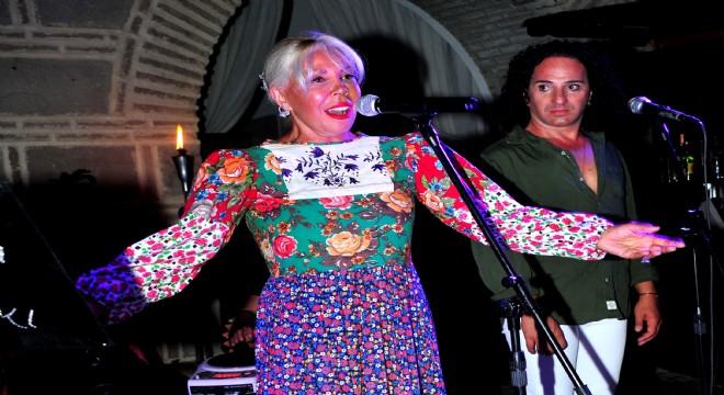 Semiha Yankı, Çeşme'de, Eurovision'a katıldığı elbise ile sahne aldı