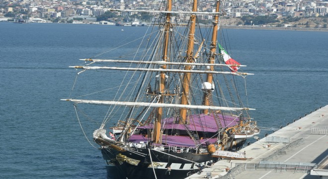Tarihi İtalyan gemisi İzmir’de