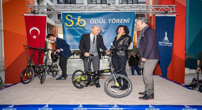 Tunç Soyer İzmirli bisikletçilere ödüllerini verdi