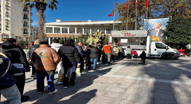 Tütüncüoğlu adına lokma dağıtıldı.