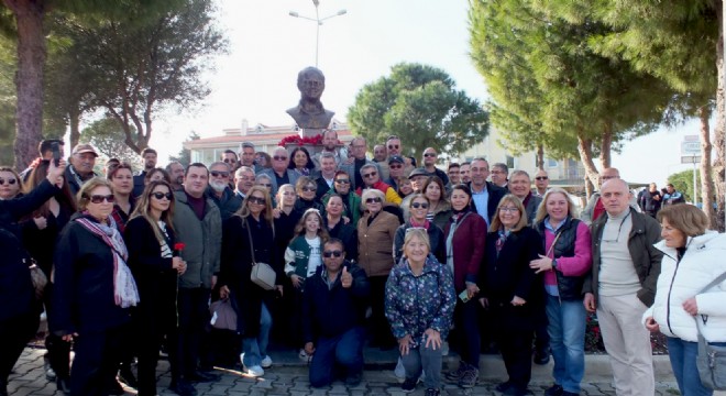 Uğur Mumcu Çeşme de karanfillerle anıldı!