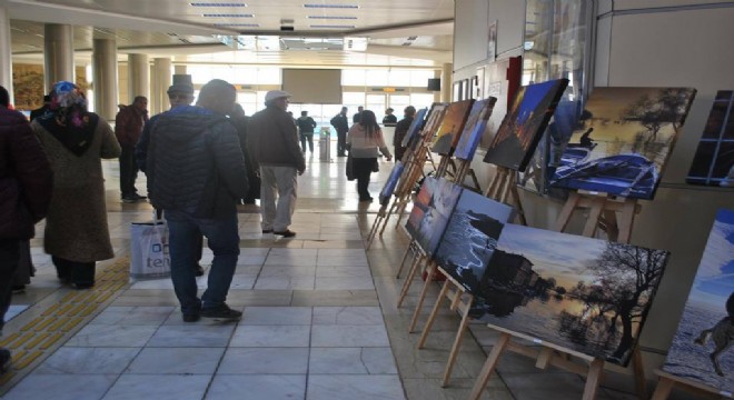 Vapur iskelesinde fotoğraflarını sergilediler