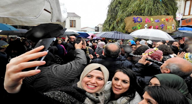 Yağmura rağmen binlerce kişi Ot Festivali ne geldi