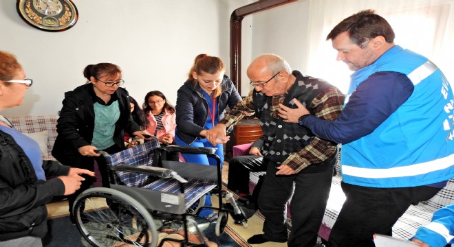 Yatalak hastalara evde sağlık hizmeti veriliyor