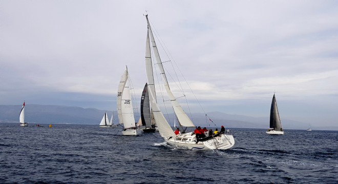 Yelkenler Çeşme rüzgarı ile şişti