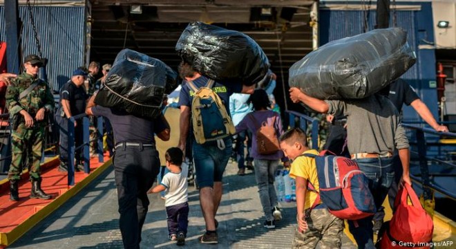 Yunanistan Ege Adaları'ndaki sığınmacıları tahliye ediyor