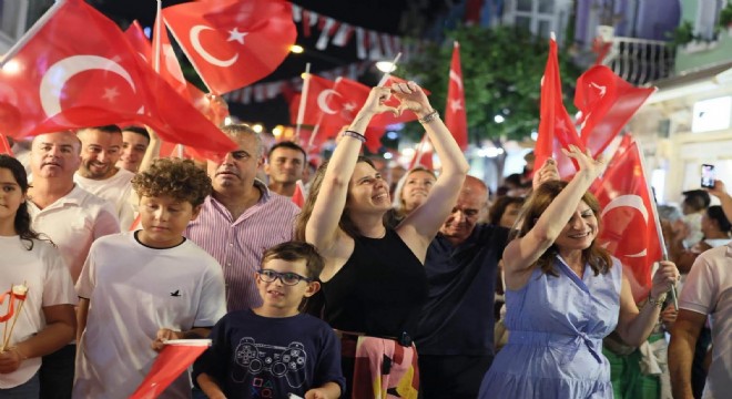 Zaferin taçlandığı gecede fener alayı coşkusu!