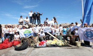 Çeşme kıyılarından 1,5 ton atık çıkarıldı