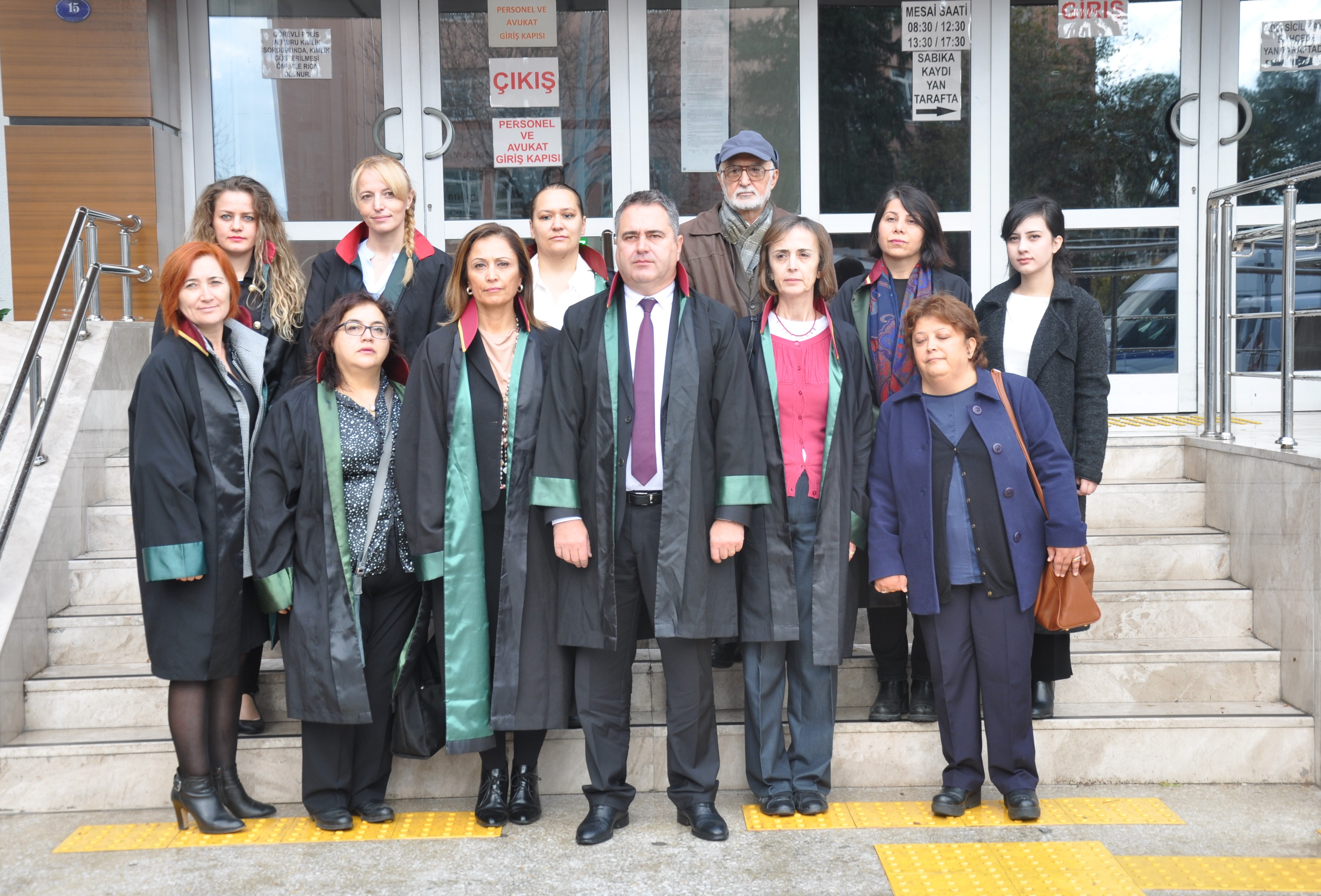 izmir barosu alperen in yaninda