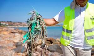 Çeşme’de aynı gün iki ayrı noktada çevre seferberliği